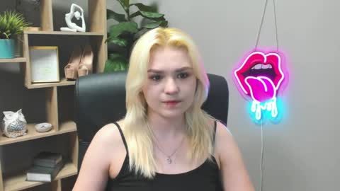 Snapshot of lilysweetxo chatting on 03-25-26, 07:25 Lily online show from 03-25-26, 07:25