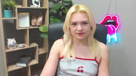 Snapshot of lilysweetxo chatting on 03-27-26, 07:36 Lily online show from 03-27-26, 07:36