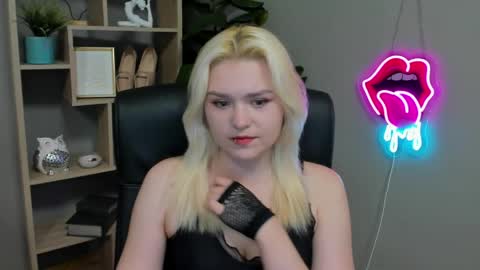 Snapshot of lilysweetxo chatting on 03-30-26, 06:25 Lily online show from 03-30-26, 06:25