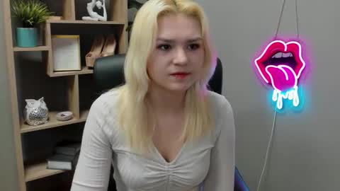 Snapshot of lilysweetxo chatting on 03-31-26, 06:58 Lily online show from 03-31-26, 06:58