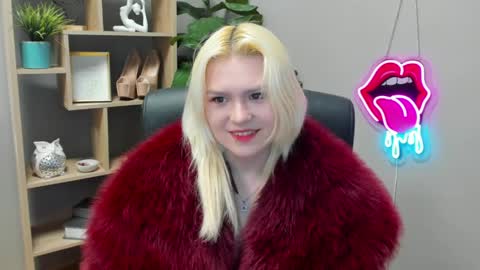 Snapshot of lilysweetxo chatting on 04-01-26, 01:41 Lily online show from 04-01-26, 01:41