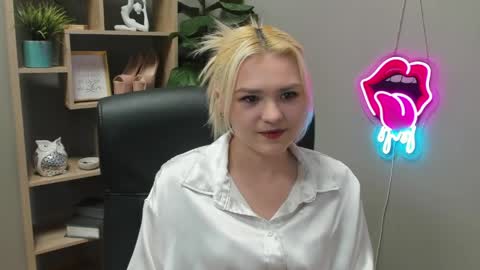 Snapshot of lilysweetxo chatting on 04-03-26, 06:33 Lily online show from 04-03-26, 06:33