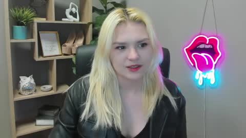 Snapshot of lilysweetxo chatting on 04-07-26, 06:36 Lily online show from 04-07-26, 06:36