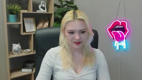 Snapshot of lilysweetxo chatting on 04-08-26, 01:33 Lily online show from 04-08-26, 01:33