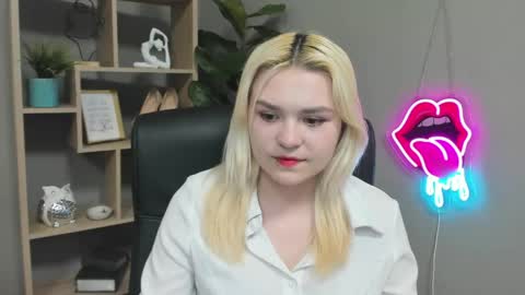 Snapshot of lilysweetxo chatting on 04-13-26, 06:19 Lily online show from 04-13-26, 06:19