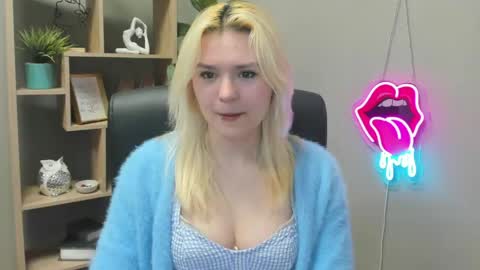 Snapshot of lilysweetxo chatting on 04-16-26, 06:47 Lily online show from 04-16-26, 06:47