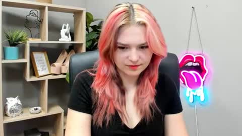Snapshot of lilysweetxo chatting on 06-22-26, 06:32 Lily online show from 06-22-26, 06:32