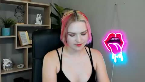 Snapshot of lilysweetxo chatting on 06-24-26, 01:54 Lily online show from 06-24-26, 01:54