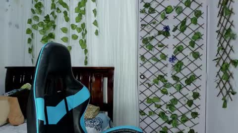 Snapshot of lina_paola chatting on 03-10-25, 11:06 paola online show from 03-10-25, 11:06