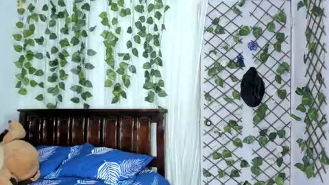 Snapshot of lina_paola chatting on 09-17-25, 11:50 paola online show from 09-17-25, 11:50