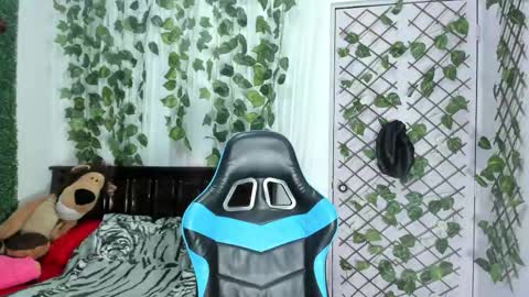 paola online show from 12-16-25, 12:04