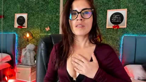 Snapshot of linagh chatting on 05-01-26, 12:21 Lina online show from 05-01-26, 12:21