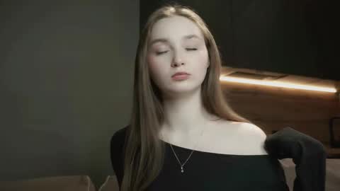 Lina online show from 11-28-25, 05:26