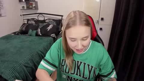 Lina online show from 09-15-25, 09:37