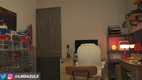 Snapshot of lindabluee chatting on 10-18-25, 01:08 Nia online show from 10-18-25, 01:08
