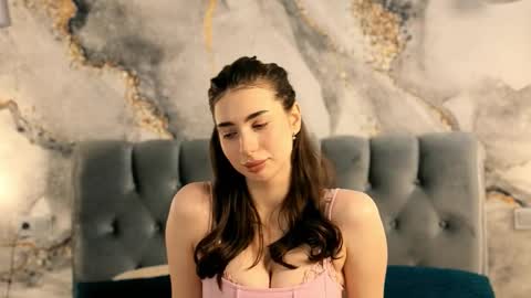 Snapshot of lindablyee chatting on 10-22-25, 06:18 lili online show from 10-22-25, 06:18