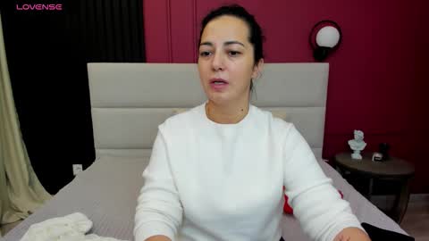 Snapshot of lindainsatiable chatting on 10-11-25, 01:16 Linda online show from 10-11-25, 01:16