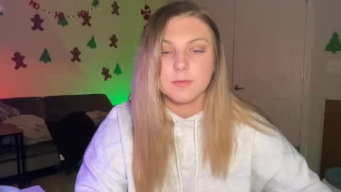 Snapshot of lindseyluxe chatting on 12-14-25, 01:22 Lindseyluxe online show from 12-14-25, 01:22
