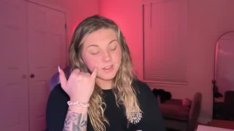 Snapshot of lindseyluxe chatting on 07-09-26, 02:04 Lindseyluxe online show from 07-09-26, 02:04