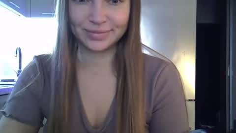 Snapshot of lindsisecret chatting on 03-18-26, 08:06 Anna online show from 03-18-26, 08:06