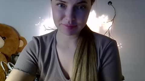 Snapshot of lindsisecret chatting on 03-23-26, 06:01 Anna online show from 03-23-26, 06:01