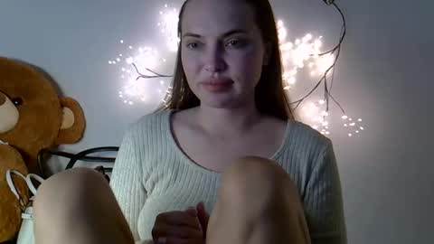 Snapshot of lindsisecret chatting on 03-25-26, 04:57 Anna online show from 03-25-26, 04:57