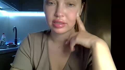 Snapshot of lindsisecret chatting on 05-14-26, 08:04 Anna online show from 05-14-26, 08:04