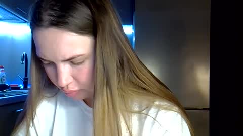 Snapshot of lindsisecret chatting on 05-21-26, 07:32 Anna online show from 05-21-26, 07:32