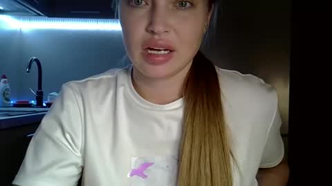 Snapshot of lindsisecret chatting on 05-23-26, 04:55 Anna online show from 05-23-26, 04:55