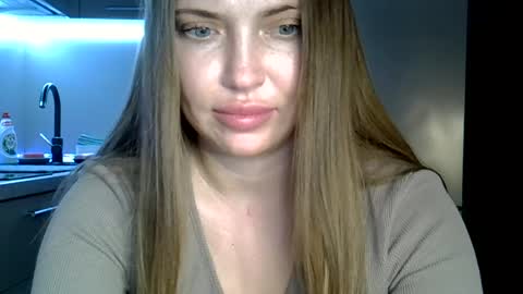 Snapshot of lindsisecret chatting on 06-12-26, 04:39 Anna online show from 06-12-26, 04:39