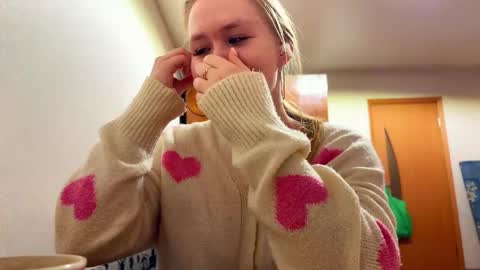 Snapshot of linncrisafi chatting on 02-08-26, 02:42 Rose online show from 02-08-26, 02:42