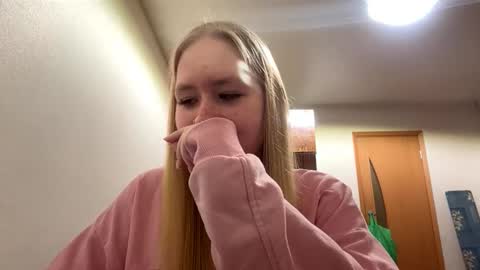 Snapshot of linncrisafi chatting on 02-11-26, 05:18 Rose online show from 02-11-26, 05:18