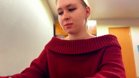 Snapshot of linncrisafi chatting on 02-12-26, 08:37 Rose online show from 02-12-26, 08:37