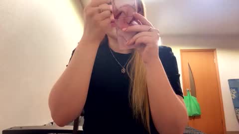 Snapshot of linncrisafi chatting on 02-27-26, 09:04 Rose online show from 02-27-26, 09:04