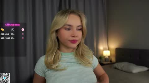 Snapshot of lipswithsmileonthem chatting on 01-12-25, 01:11 Amelia online show from 01-12-25, 01:11