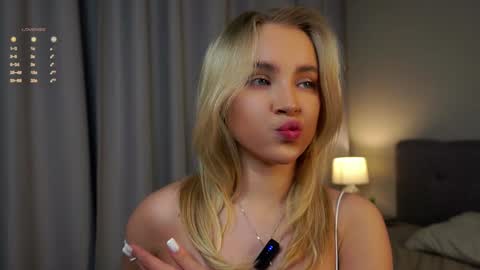 Snapshot of lipswithsmileonthem chatting on 02-08-25, 01:11 Amelia online show from 02-08-25, 01:11