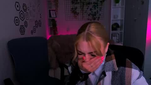 Snapshot of lisa_dark_ chatting on 05-12-26, 09:39 Lisa online show from 05-12-26, 09:39