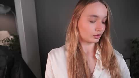 Elisabeth or Lisa online show from 11-23-25, 08:41