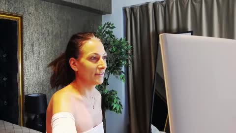 Snapshot of lisacroft chatting on 02-12-25, 05:58 lisacroft online show from 02-12-25, 05:58