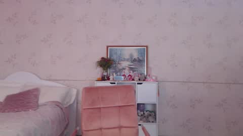 Snapshot of lissalucy chatting on 10-12-25, 07:51 Alice Dont forget to thumbs up its very important online show from 10-12-25, 07:51