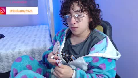 Snapshot of little__amy_ chatting on 01-22-25, 09:02  AMY  online show from 01-22-25, 09:02