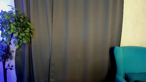 Snapshot of little__isabel chatting on 06-18-26, 08:03 Isabel online show from 06-18-26, 08:03