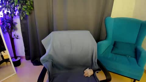 Snapshot of little__isabel chatting on 07-10-26, 01:32 Isabel online show from 07-10-26, 01:32