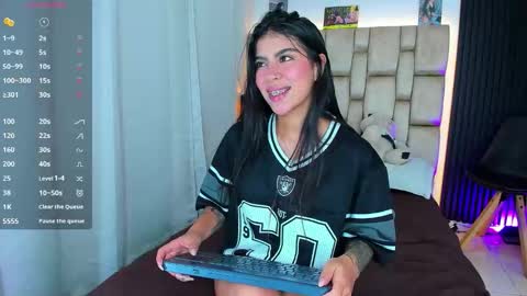 Sophie ---- connected from 1400 to 2100 Colombia time online show from 11-01-25, 07:38