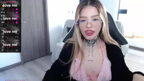 Amelie  online show from 11-29-25, 07:17