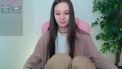 Snapshot of little_cherry___ chatting on 09-18-25, 06:37 Lana online show from 09-18-25, 06:37