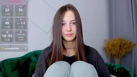 Snapshot of little_cherry___ chatting on 09-20-25, 06:36 Lana online show from 09-20-25, 06:36
