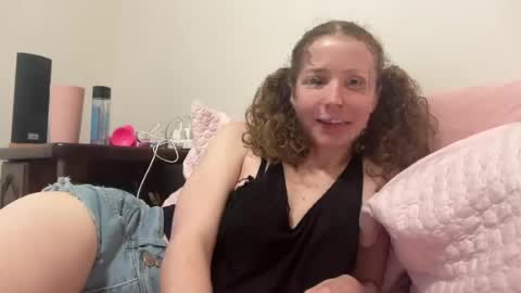 Snapshot of little_kiity_chloe chatting on 06-12-26, 04:50 Kitty Chloe and Tamer online show from 06-12-26, 04:50