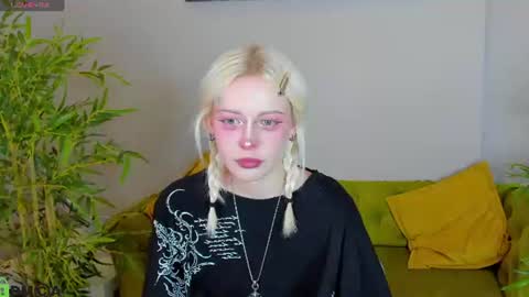 Snapshot of little_lillit chatting on 06-19-26, 09:24 Lill online show from 06-19-26, 09:24