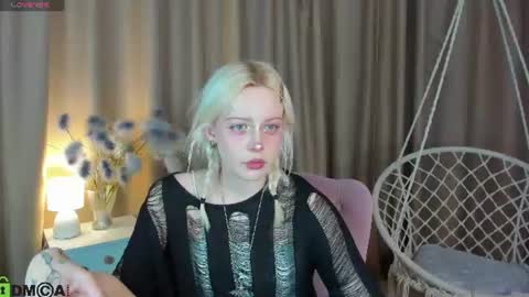 Snapshot of little_lillit chatting on 06-20-26, 08:39 Lill online show from 06-20-26, 08:39